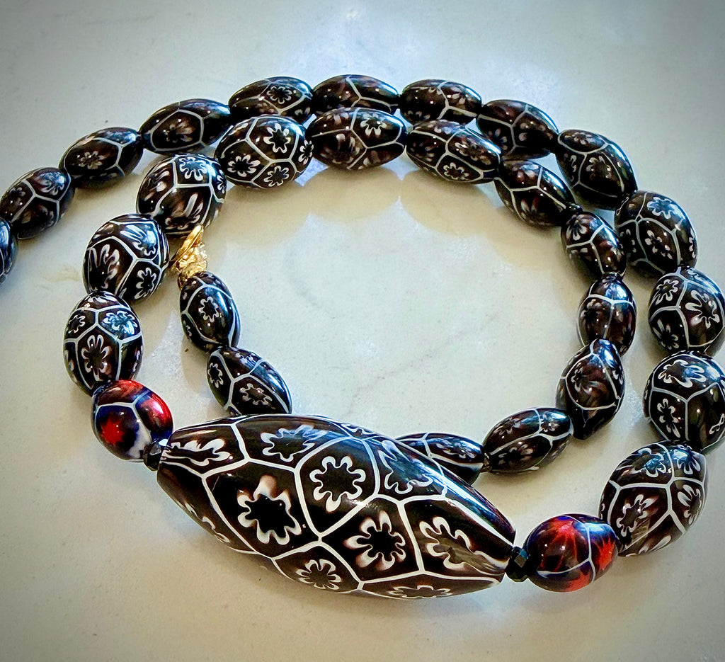 1920s Vintage Black & White 20” Necklace Featuring E. Moretti Beads