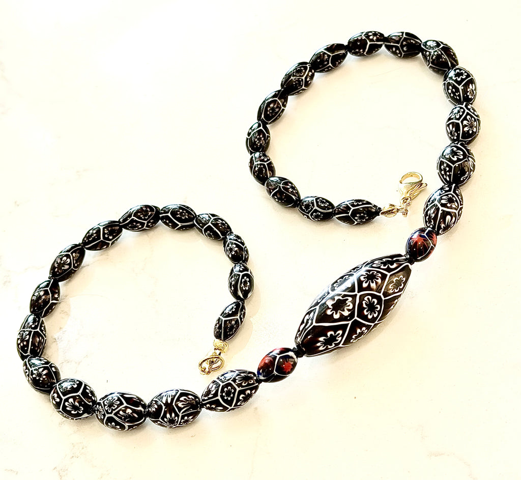 1920s Vintage Black & White 20” Necklace Featuring E. Moretti Beads
